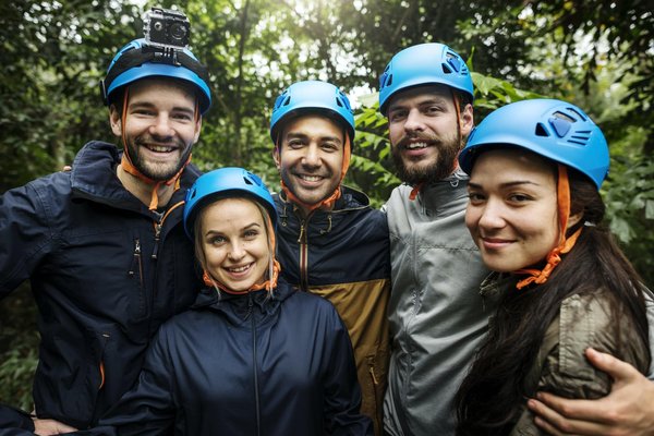 Comment Erronda adapte-t-elle ses activités de team building à différents secteurs d'activité ?